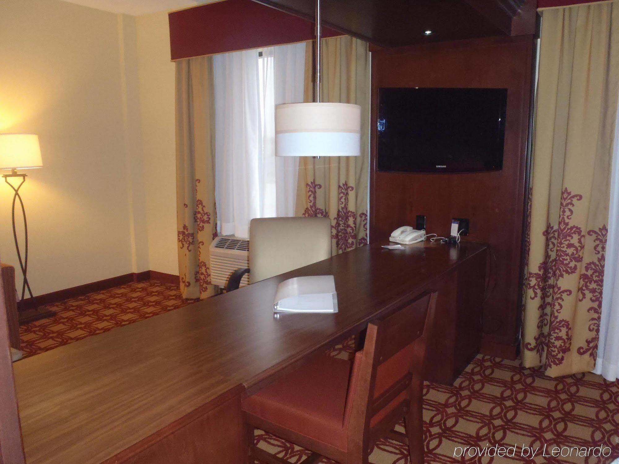 Hampton & Hotel